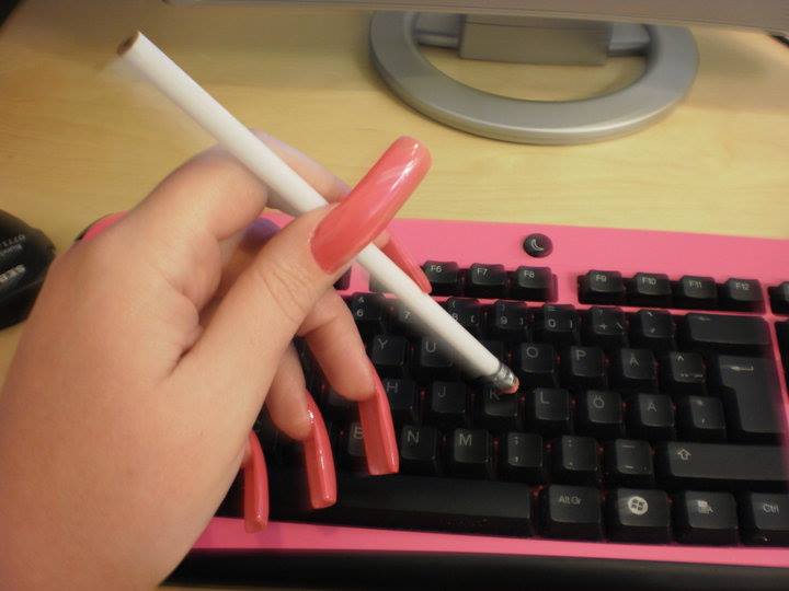 10 Acrylic Nail Hacks to Make Everyday Tasks Easier